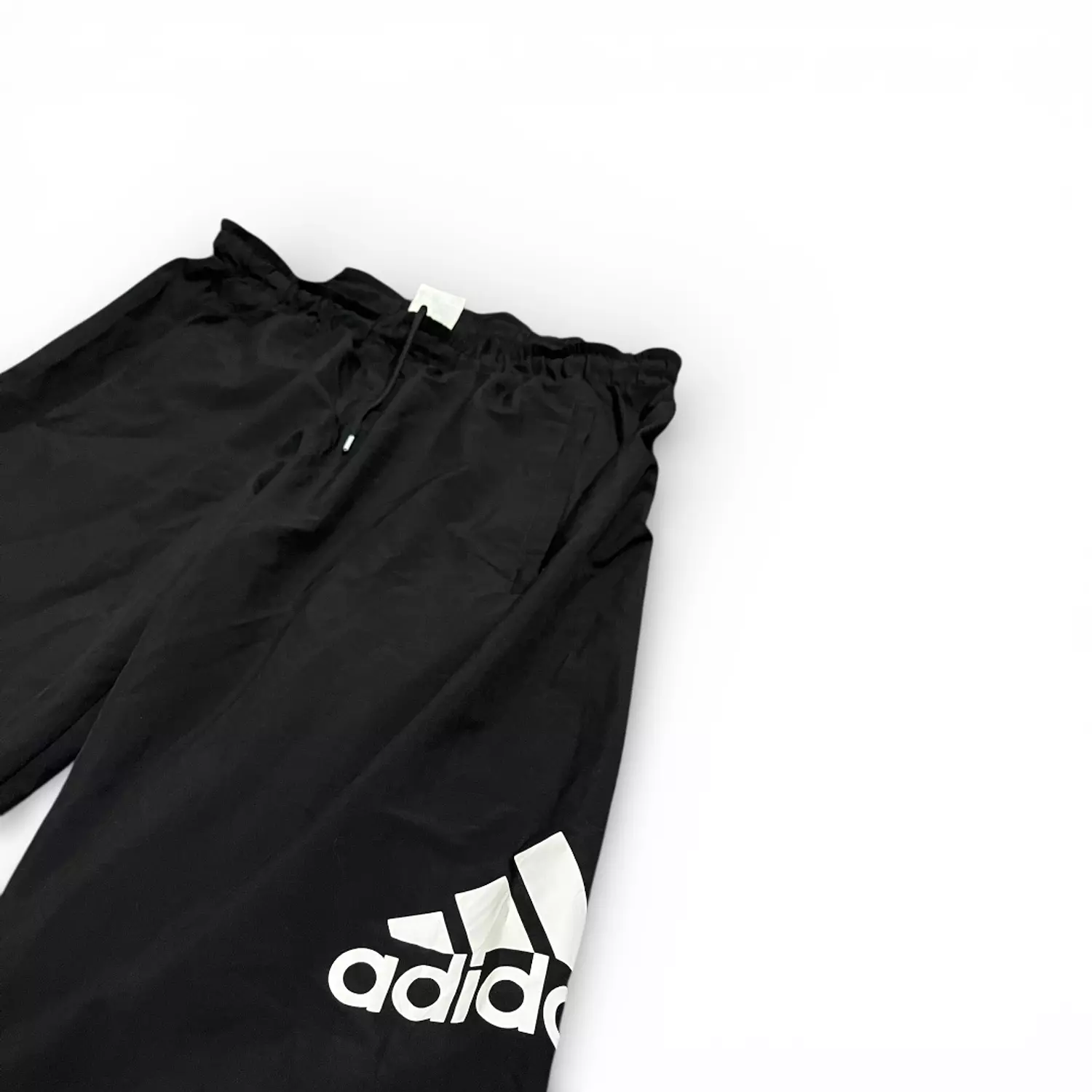 Adidas Esstinals trackpants 1