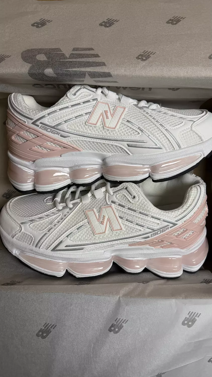 Newbalance 1906R in Pink  image
