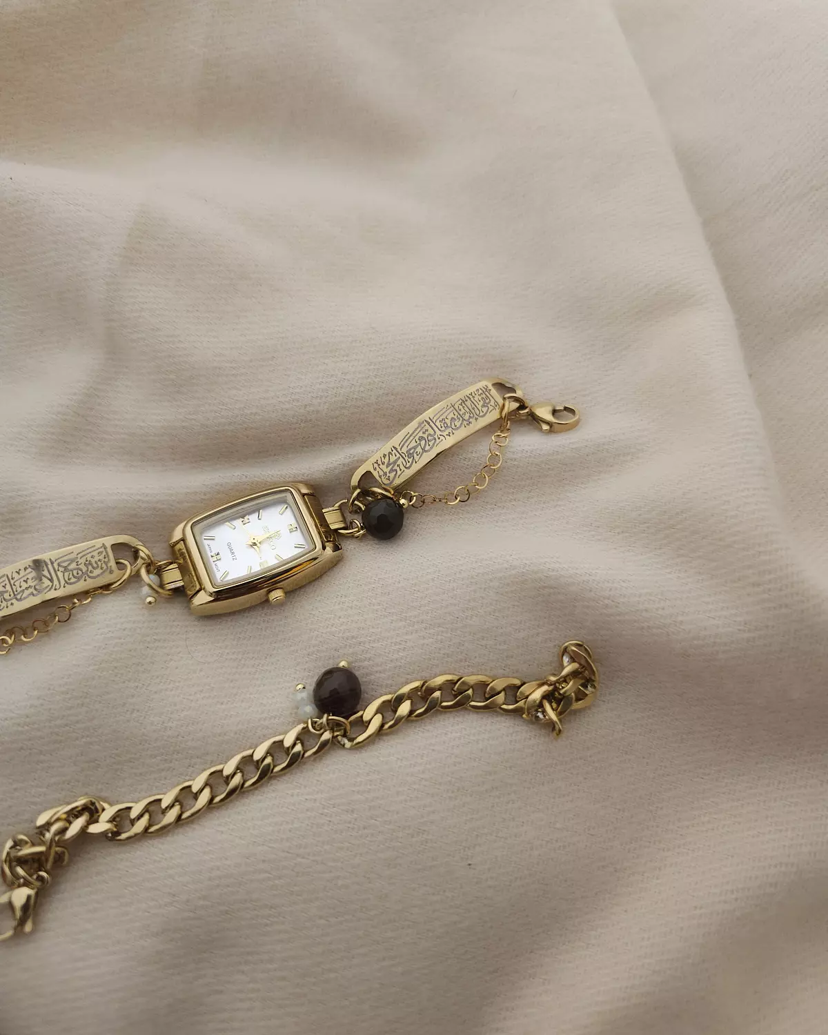 أُلقي إليكَ مقالتي وحوائِجي/ساعة hover image