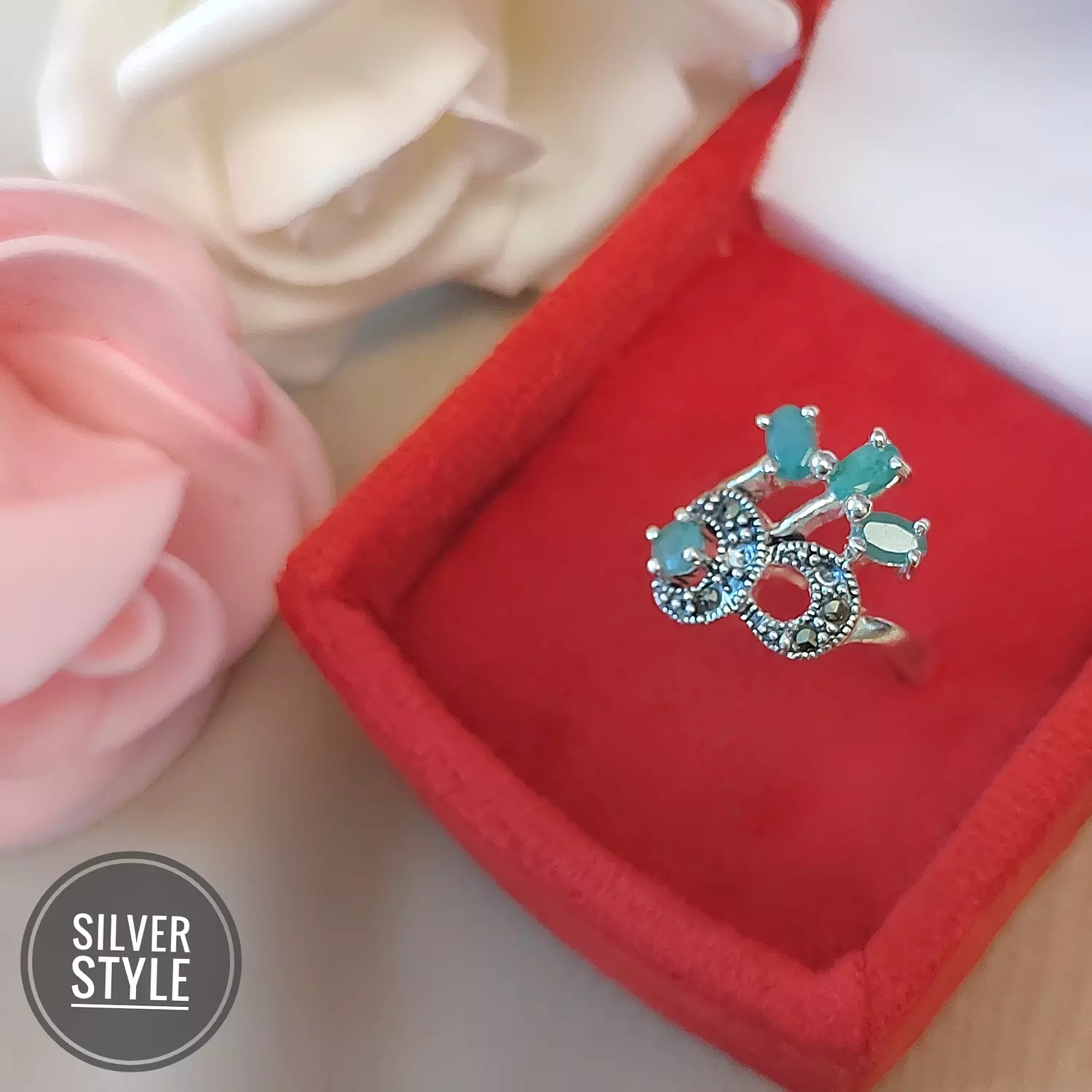 Emerald elegant Ring image