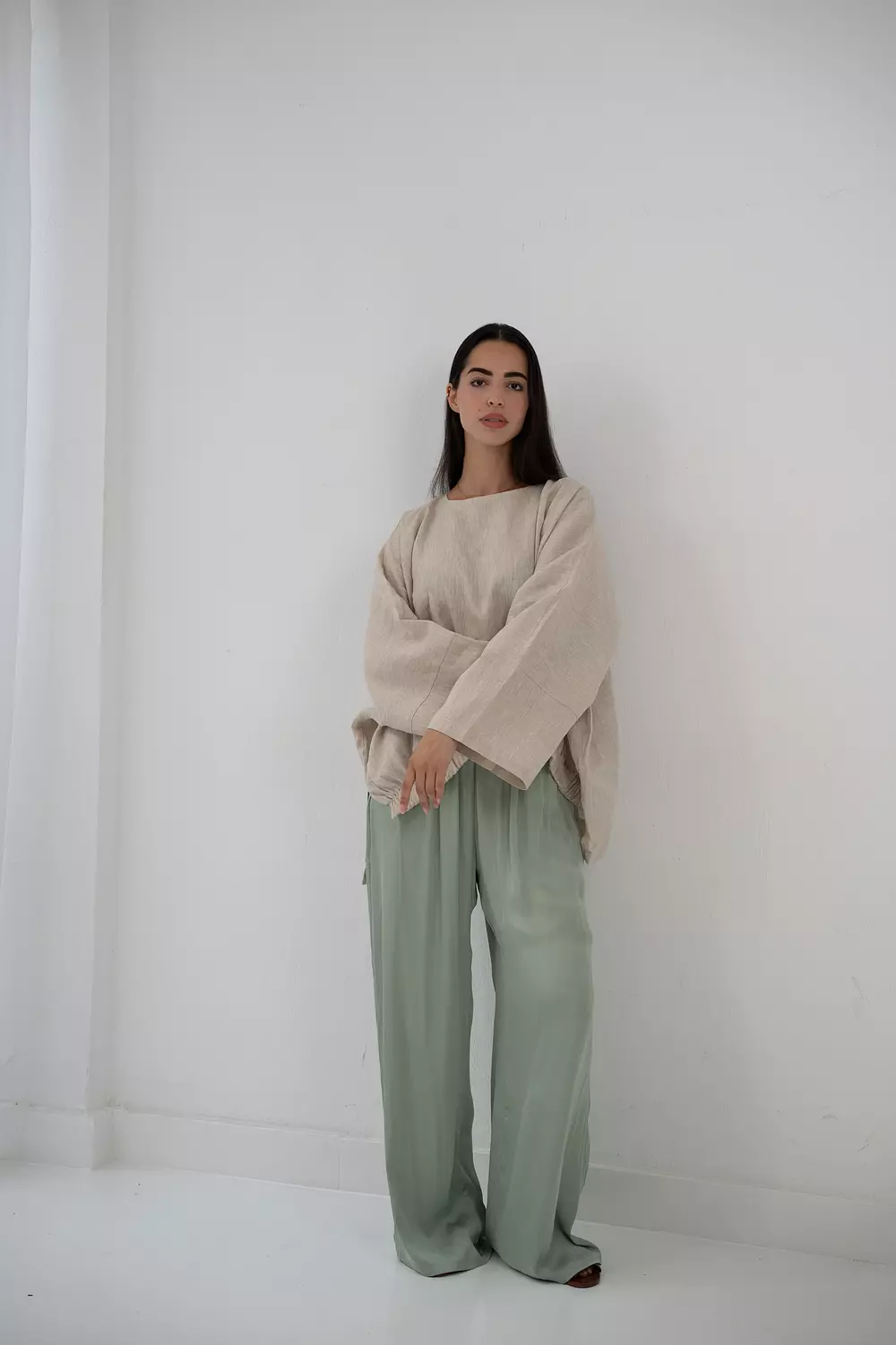 <p><br><strong>Mint satin pants</strong></p><p><strong>-</strong></p>
