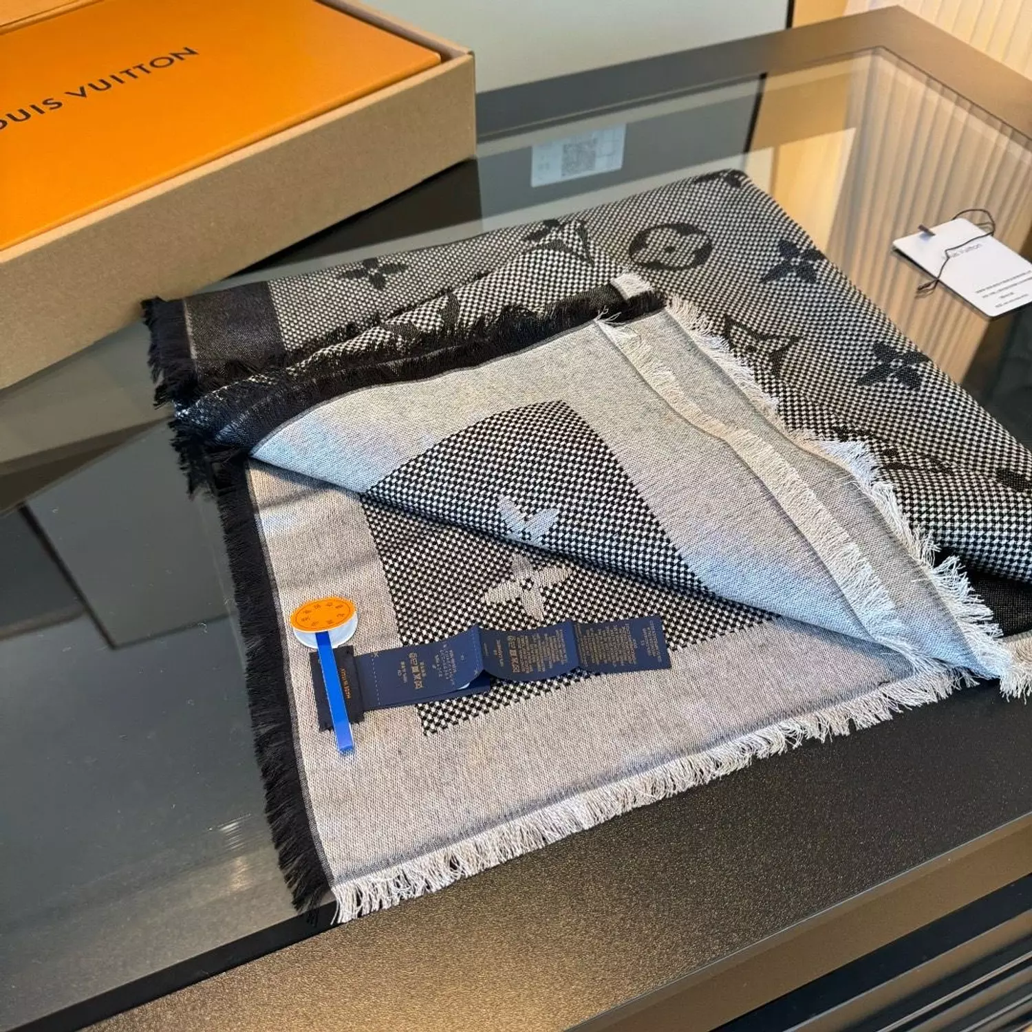 Lv scarf 2