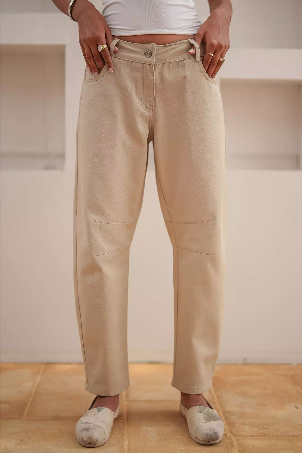 Airy Mid-Rise Barrel Jeans Beige 2