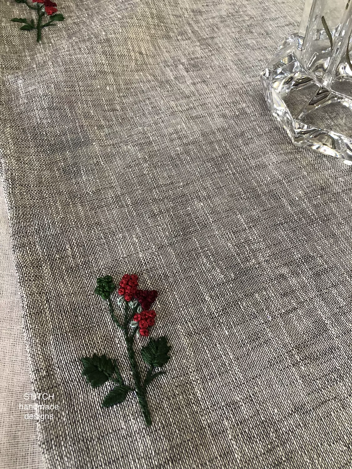 Red-berries Table runner image
