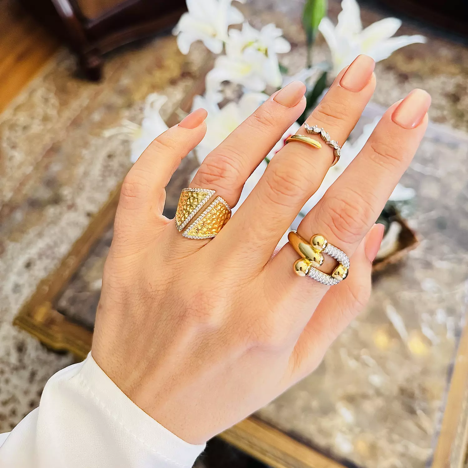 Luxurious Horseshoe U shape gold ring 2
