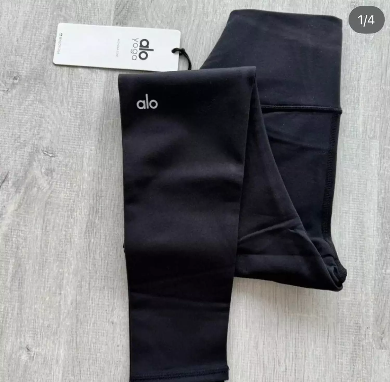 Alo Logo Leggings: Sleek Black with High-Performance Fabric 2