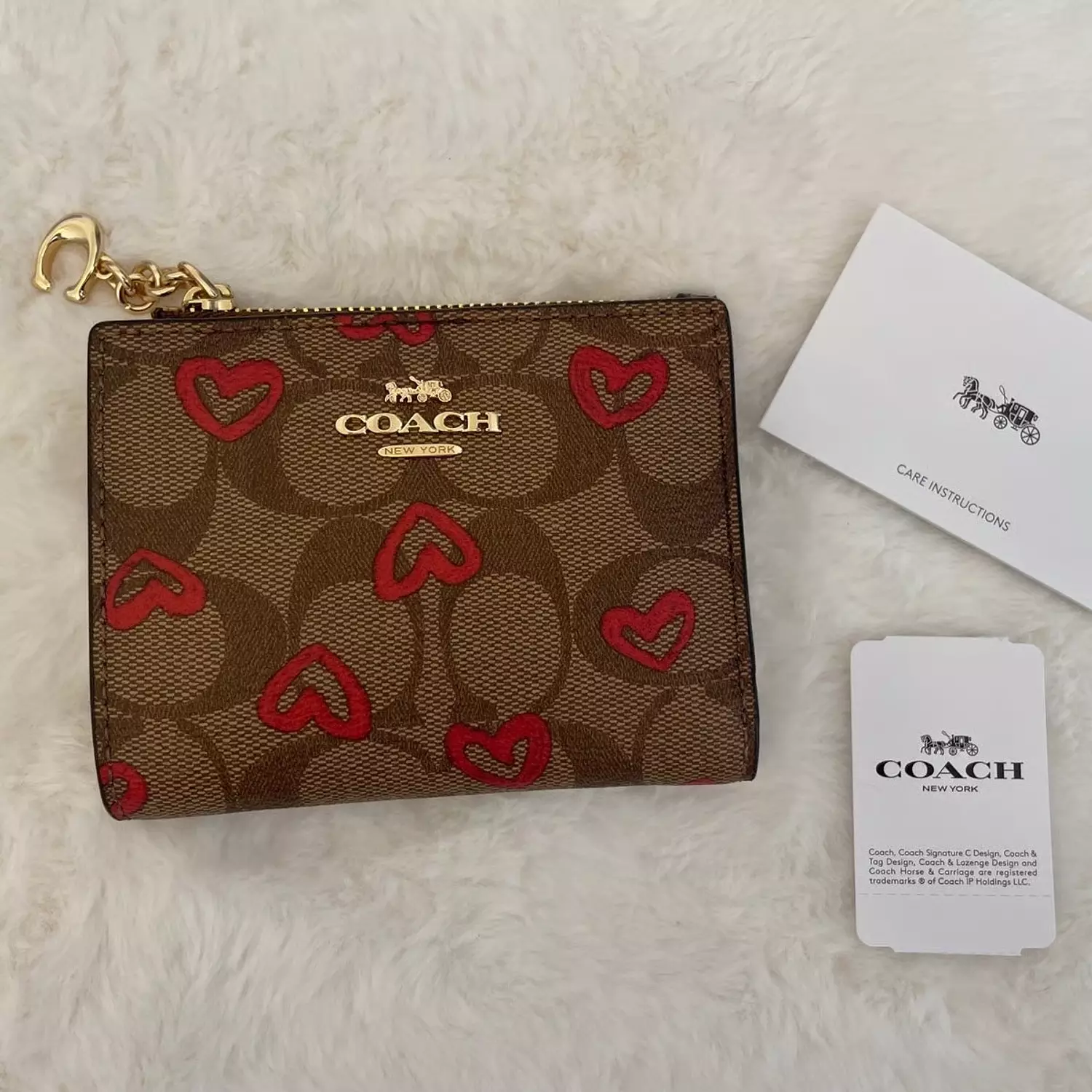 Coach bifold wallet with heart pattern  3