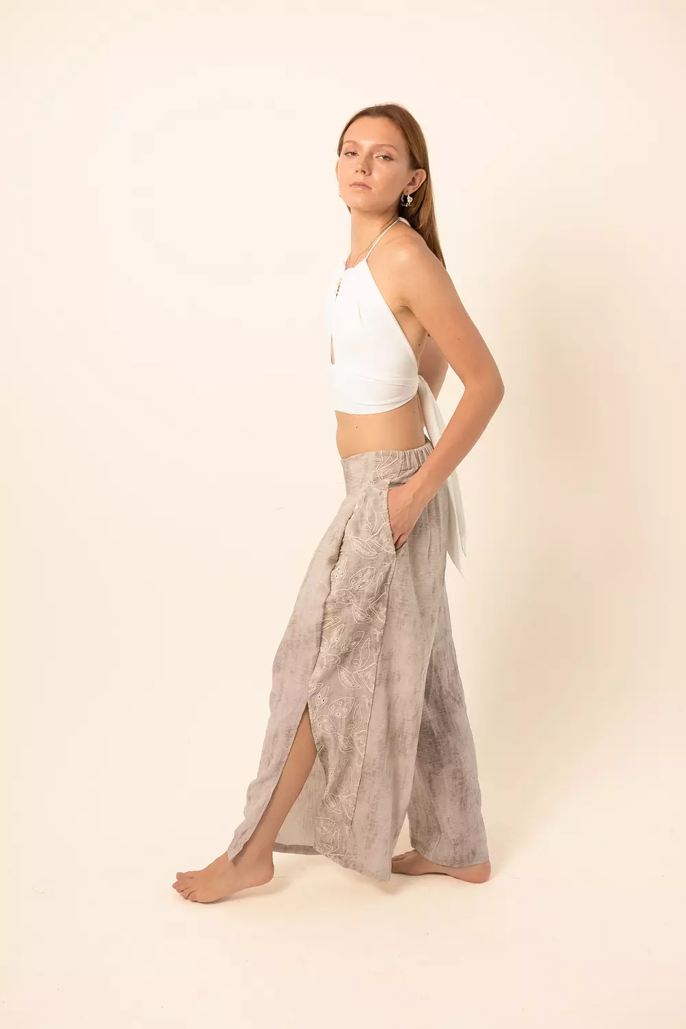 <p><strong>Wide-Leg Pants with side slits - Grey</strong></p>