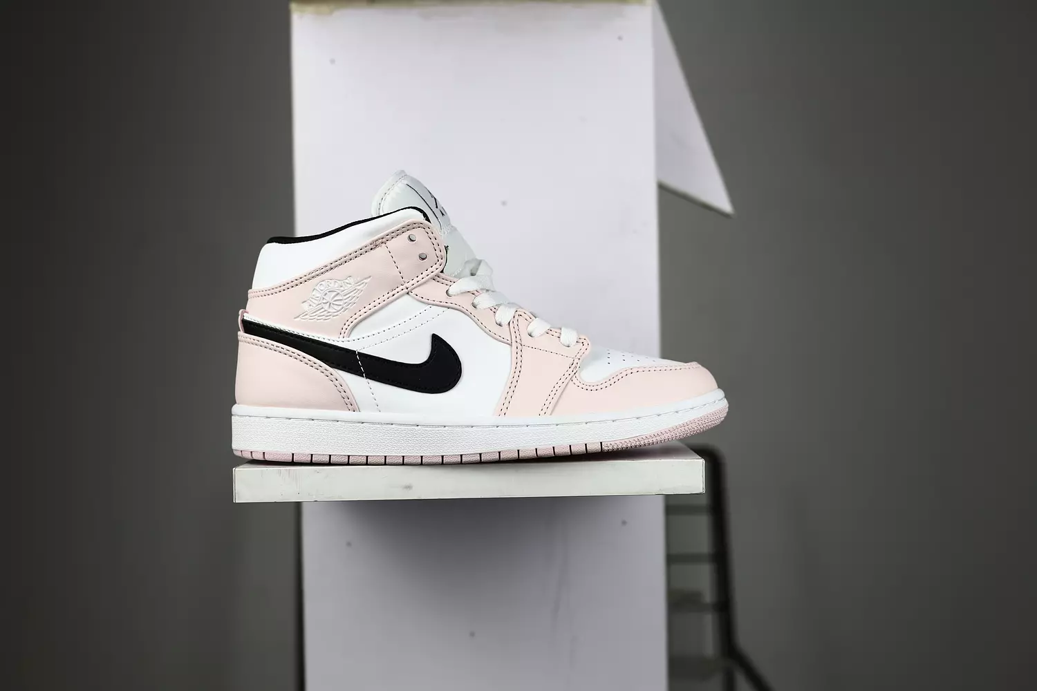 Nike Air Jordan 1 Mid image
