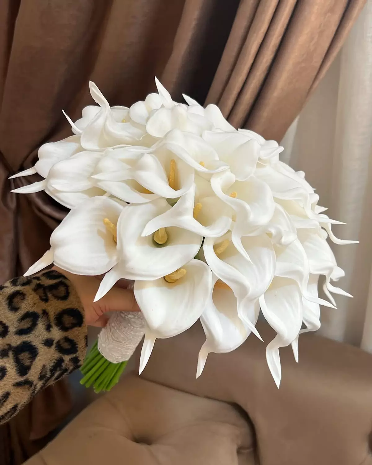 bouquet of white Calla flowers image