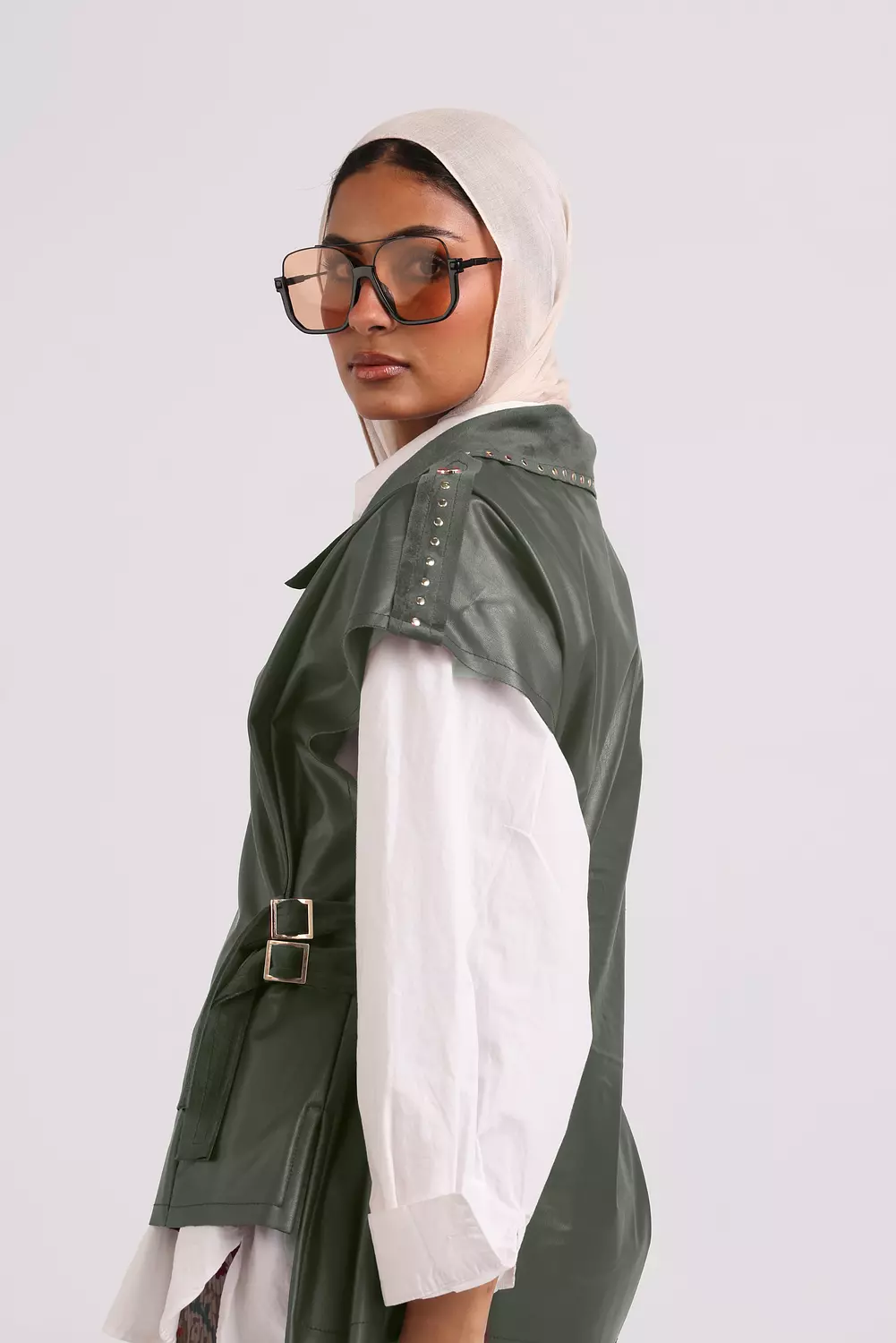 <p style="text-align: center"><span style="color: #a28f5d">Studed Vellum-Vest "Olive"</span></p>