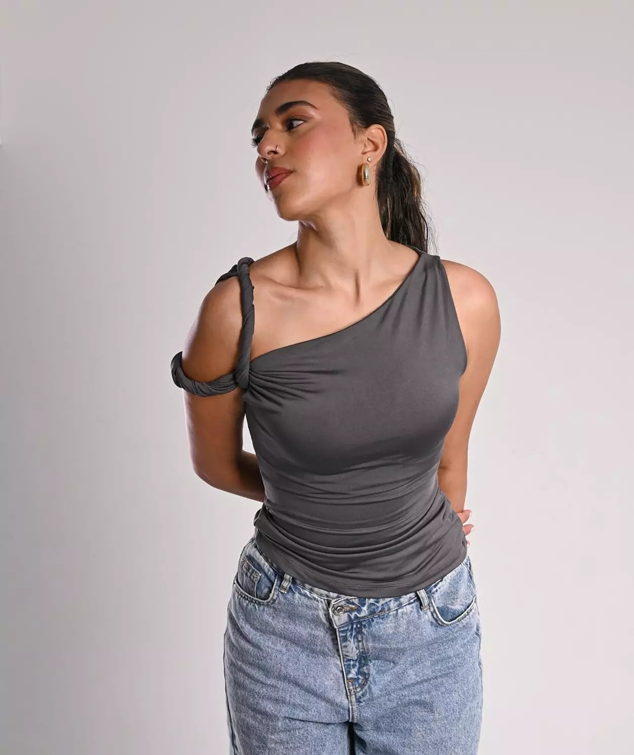 Double twisted top in charcoal 2