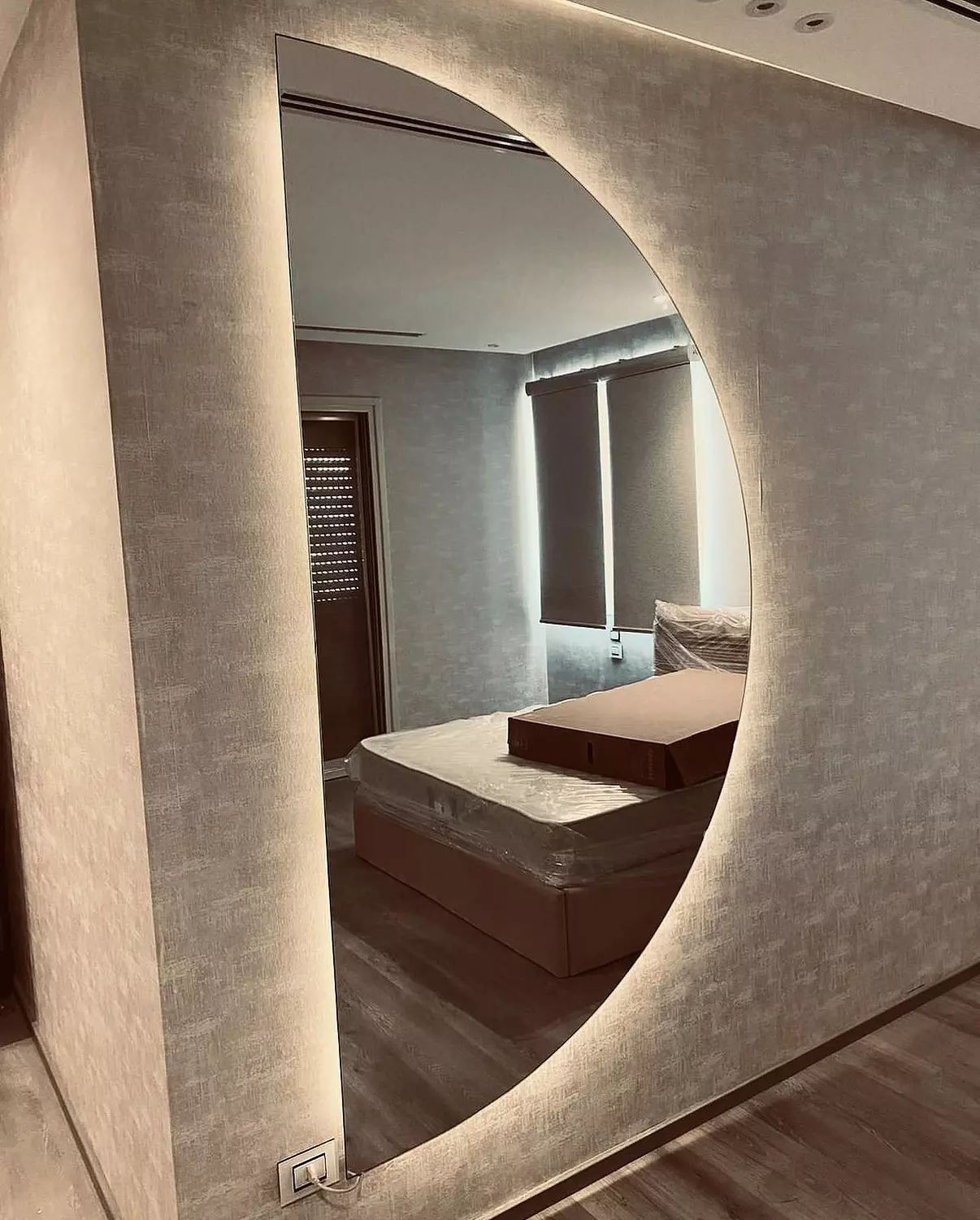 D-Shaped Mirror