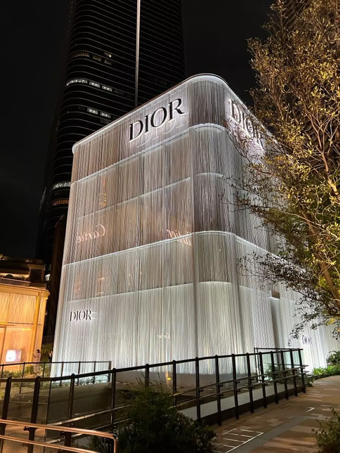 🌐 Dior: The Epitome of Luxury and Innovation in Fashion 7