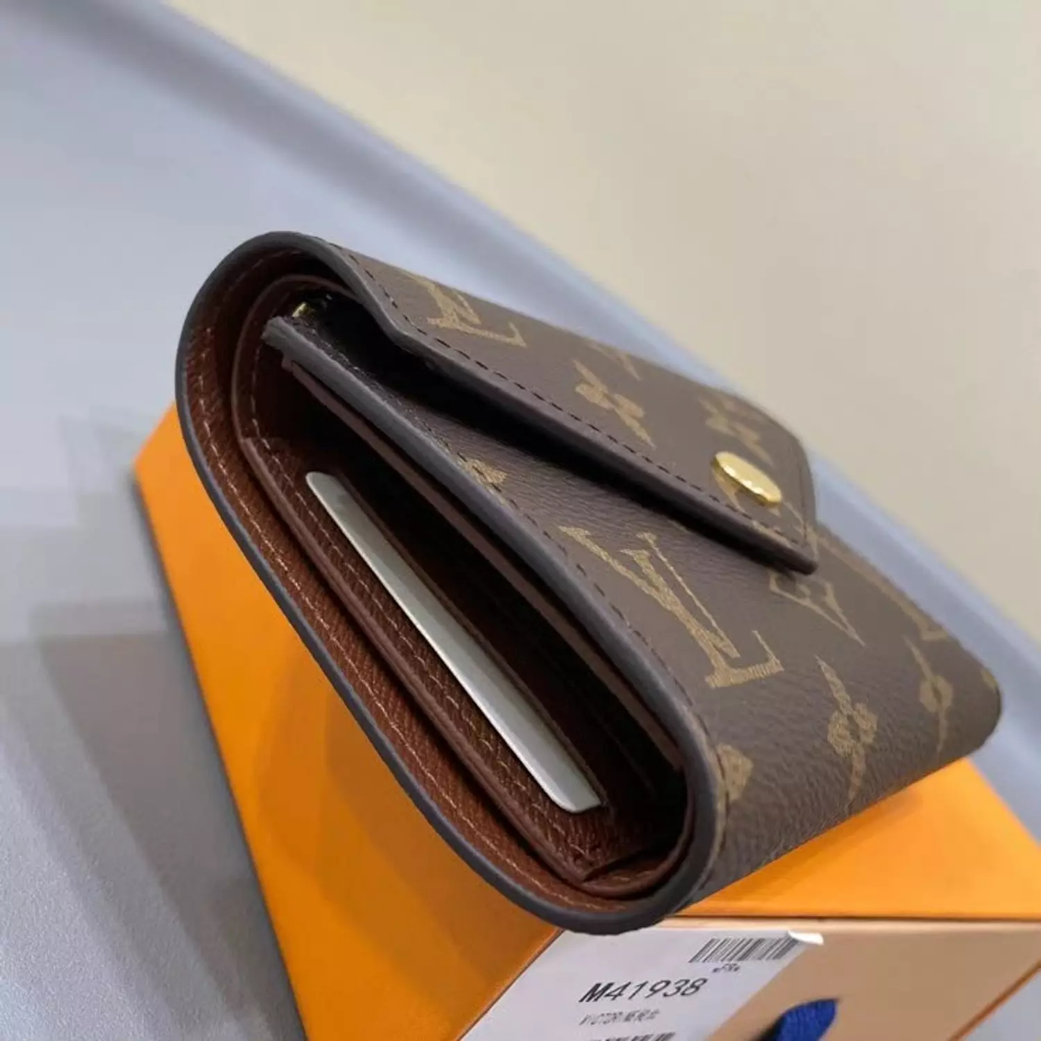 Lv wallet image