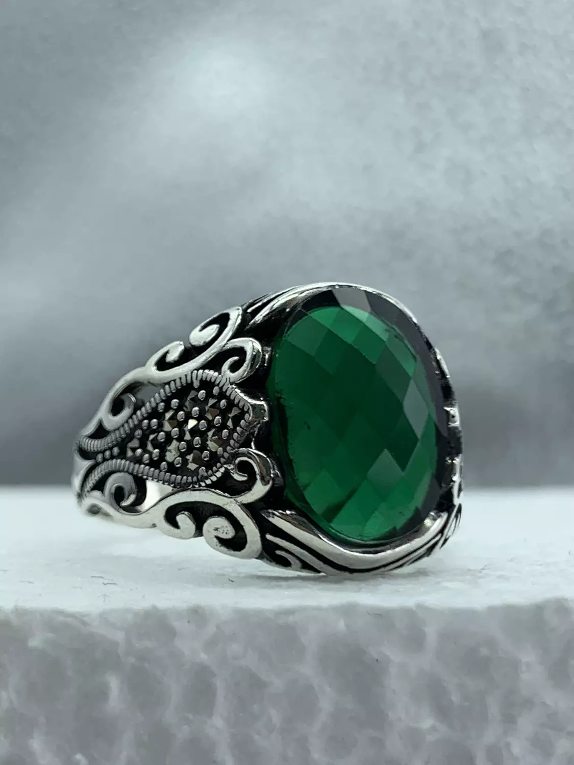Emerald ring image