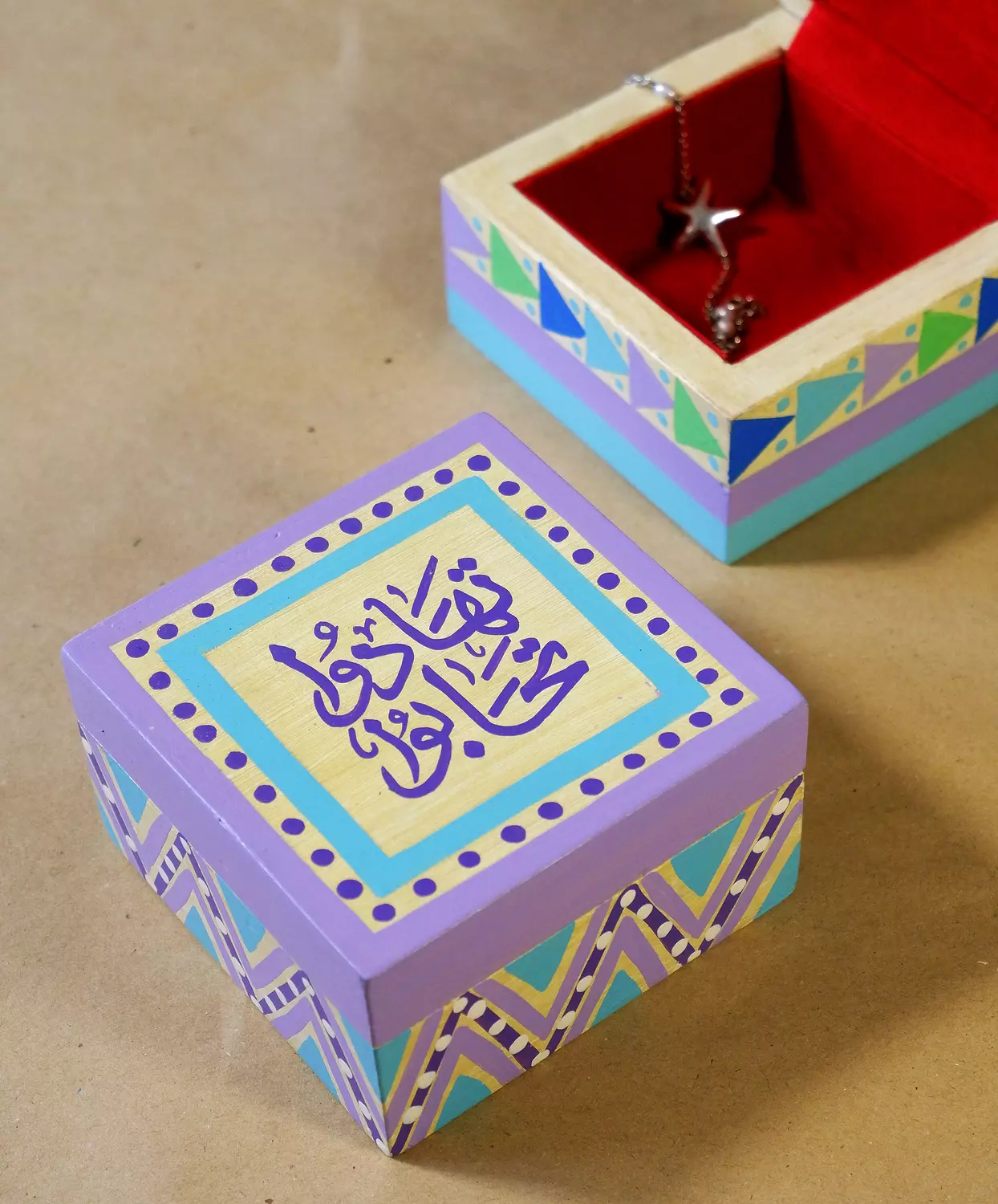 Box small - triangle dots purple image