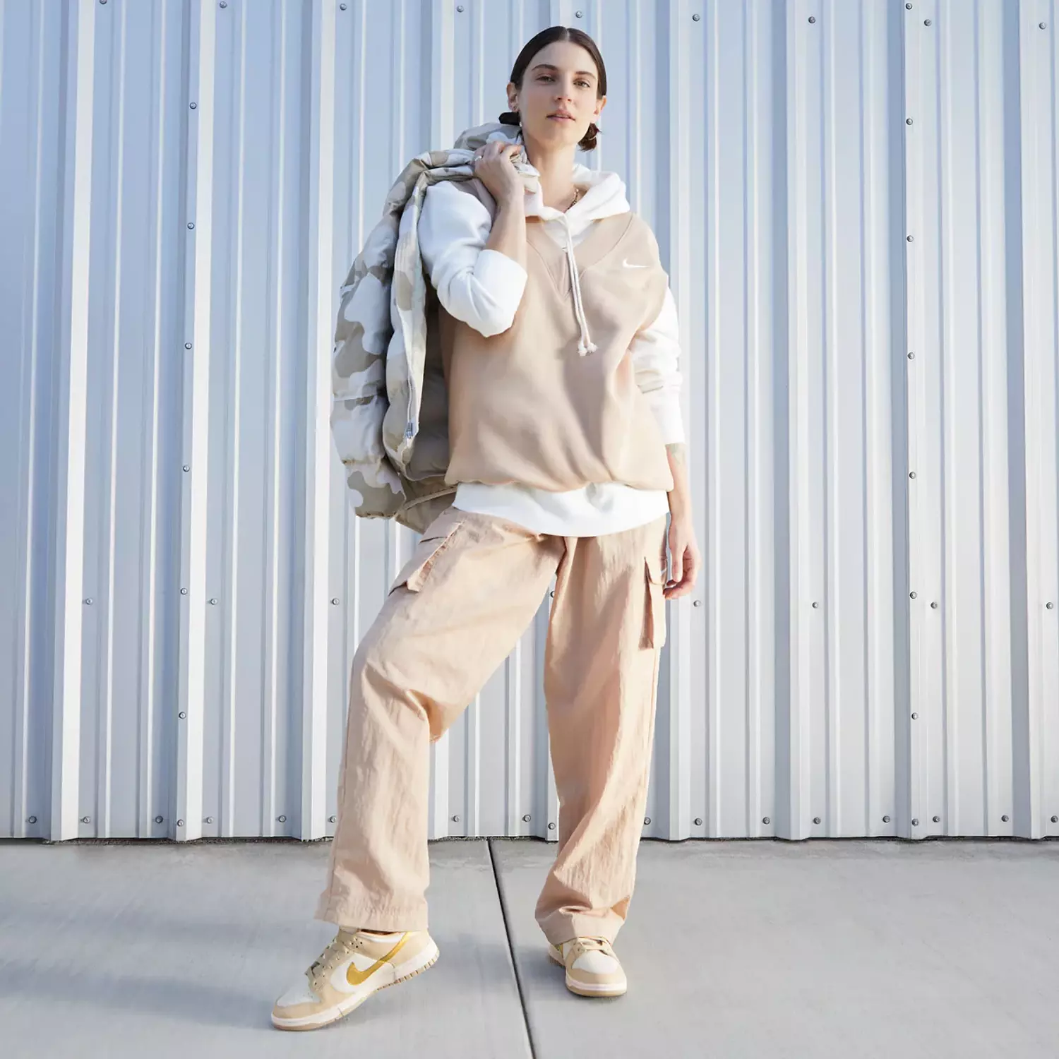 Nike SB Dunk Low x Phantom Metallic Gold  7