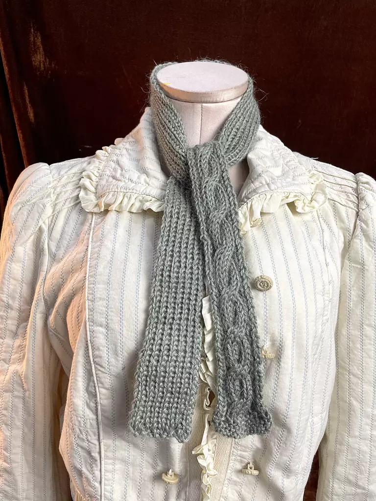 Grey knitted cravat 