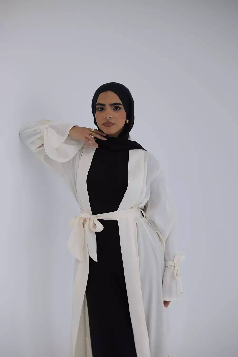 White cardigan stan with a waistband 3