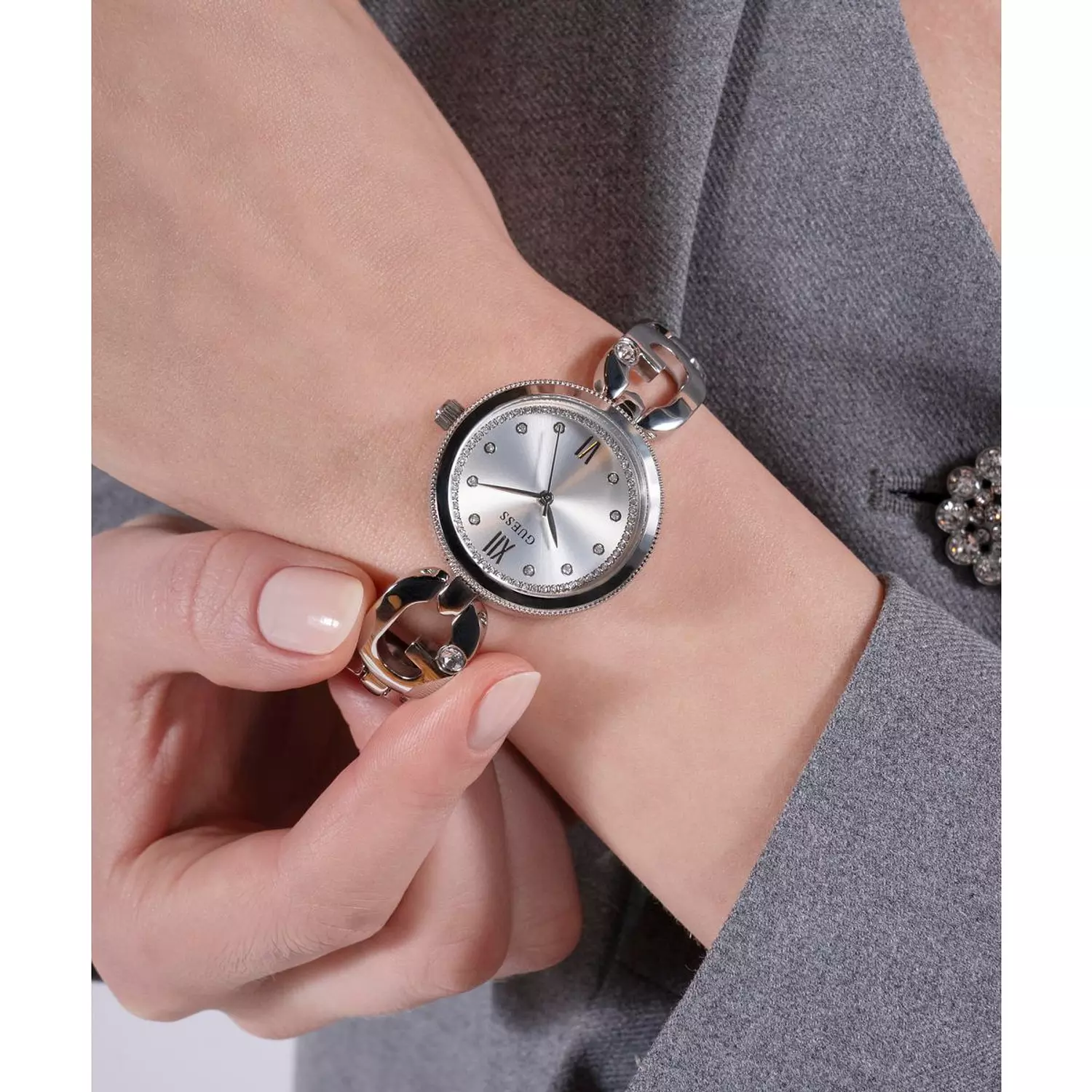 GUESS Ladies Silver Tone Analog Watch Silver Tone Stainless Steel Bracelet GW0759L1 7