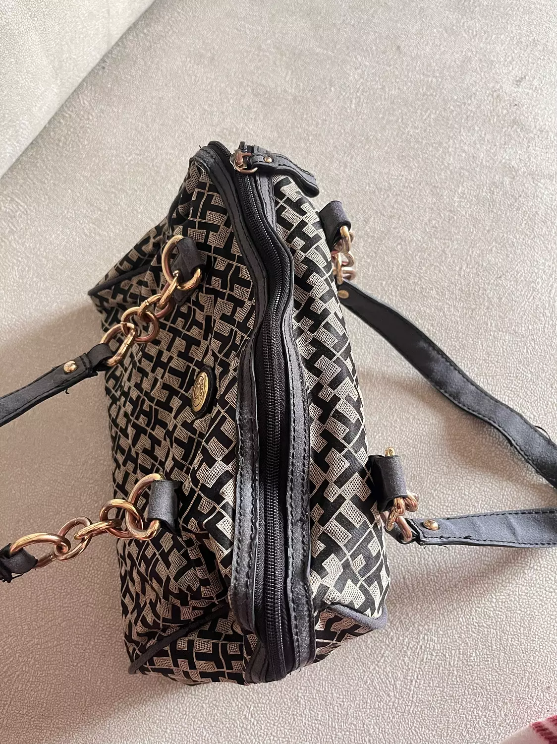 Authentic Tommy Hilfiger monogram bag 3