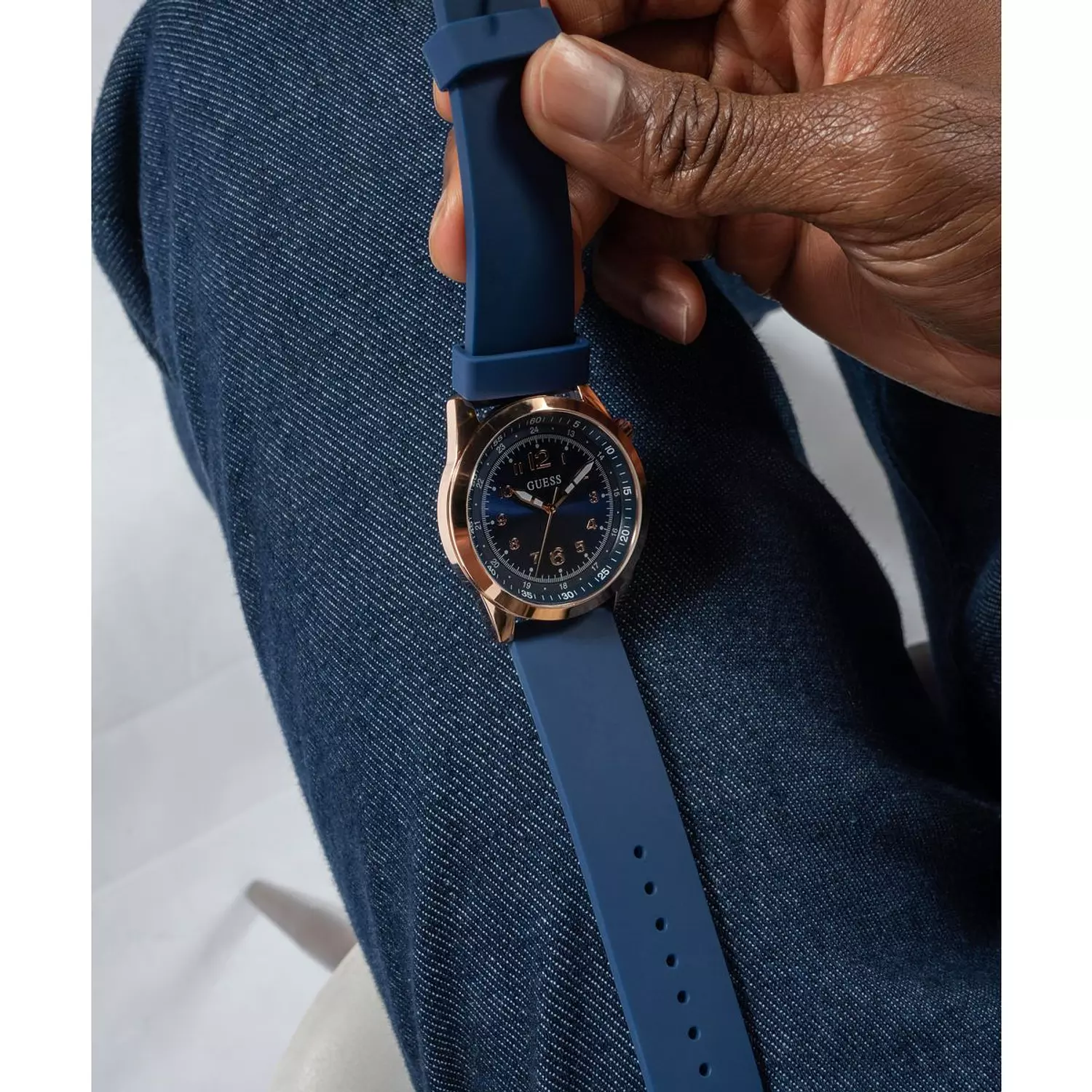 GUESS MAX Mens Blue Rose Gold Tone Analog Watch Blue Silicone Smooth Strap 6