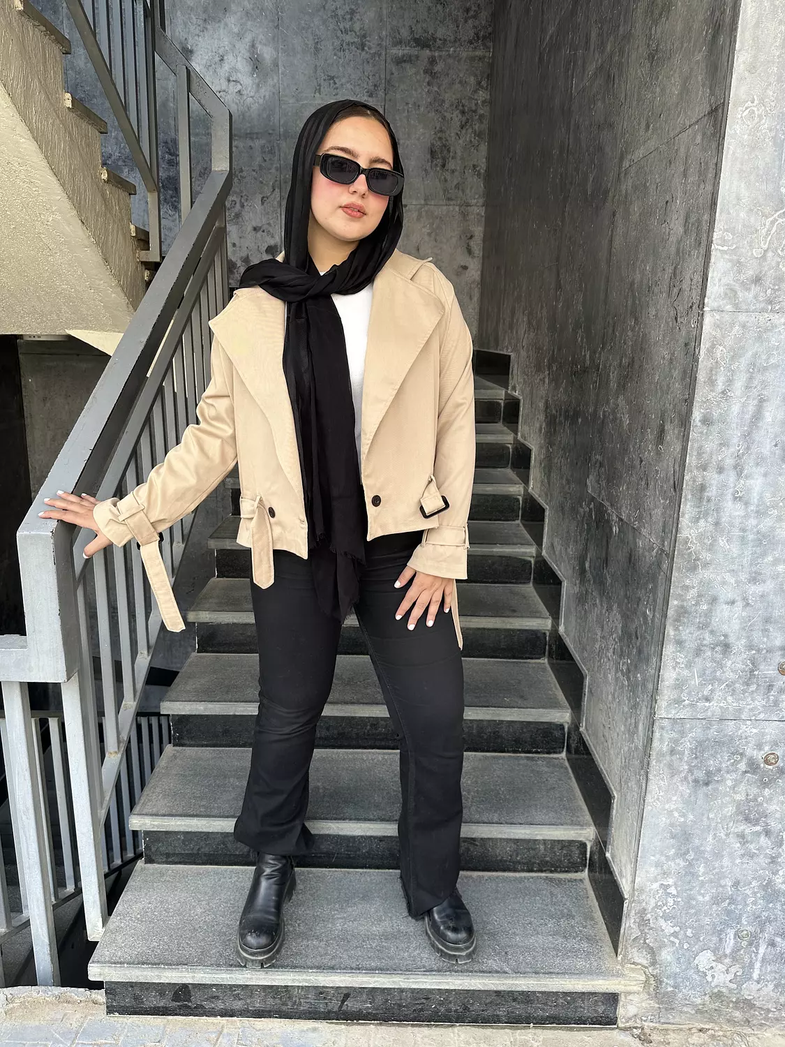 Cropped trench coat in beige 4