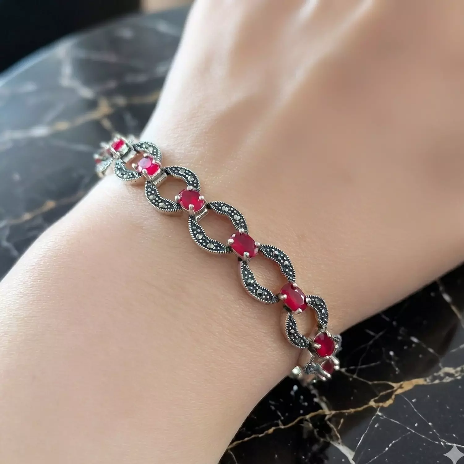 Red elegant Bracelet image