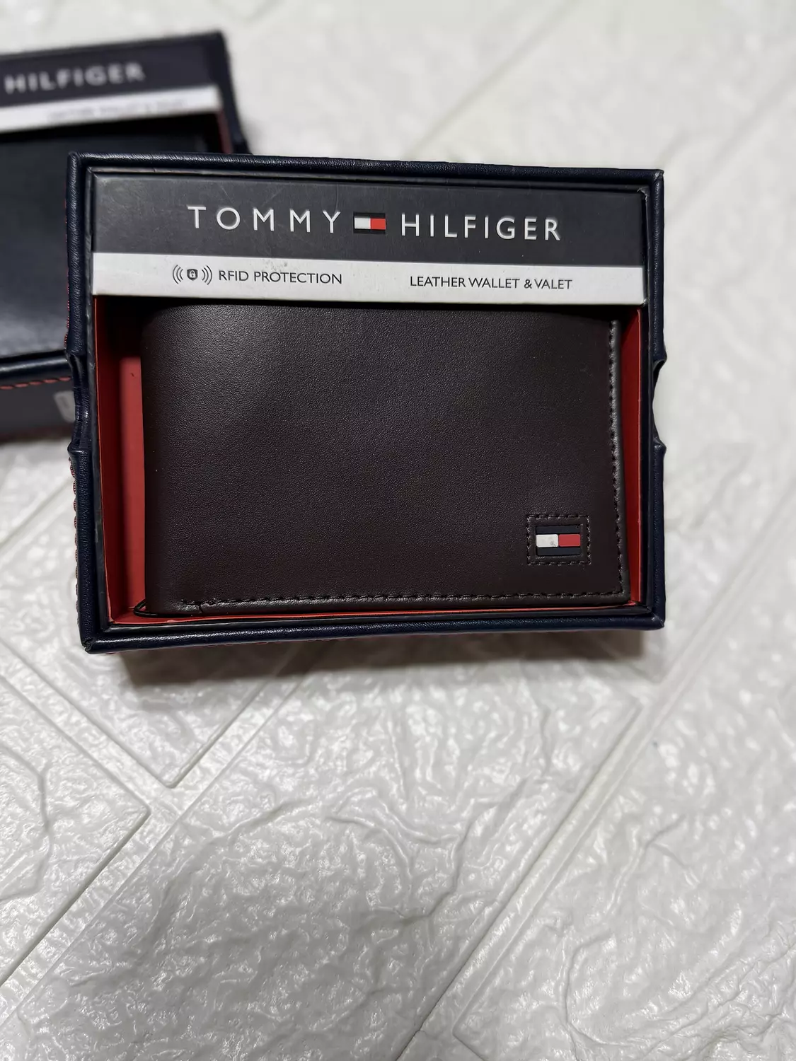 Tommy Hilfiger Men’s Leather Wallet with RFID Protection – Brown image