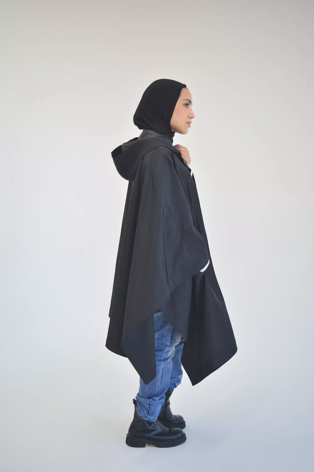 GRAB ‘n’ GO WINDBREAKER CAPE in black image