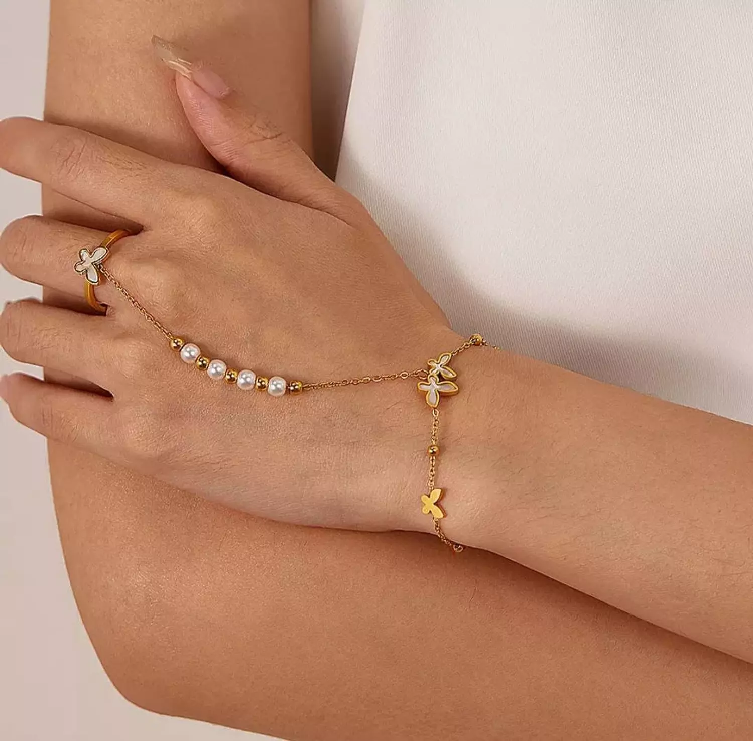 <p>Hand Chain</p>