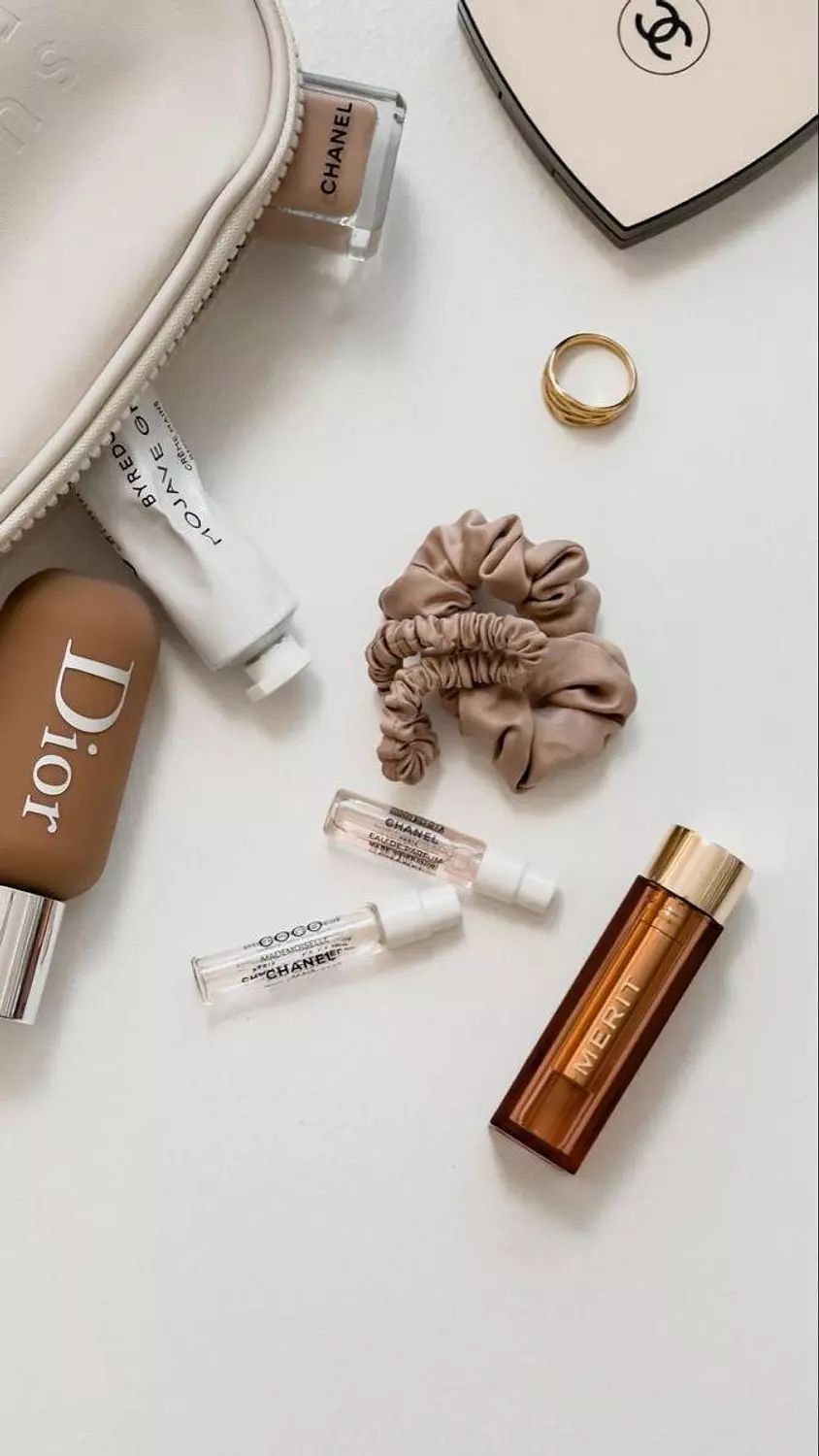 <h3 style="text-align: center">Makeup</h3>