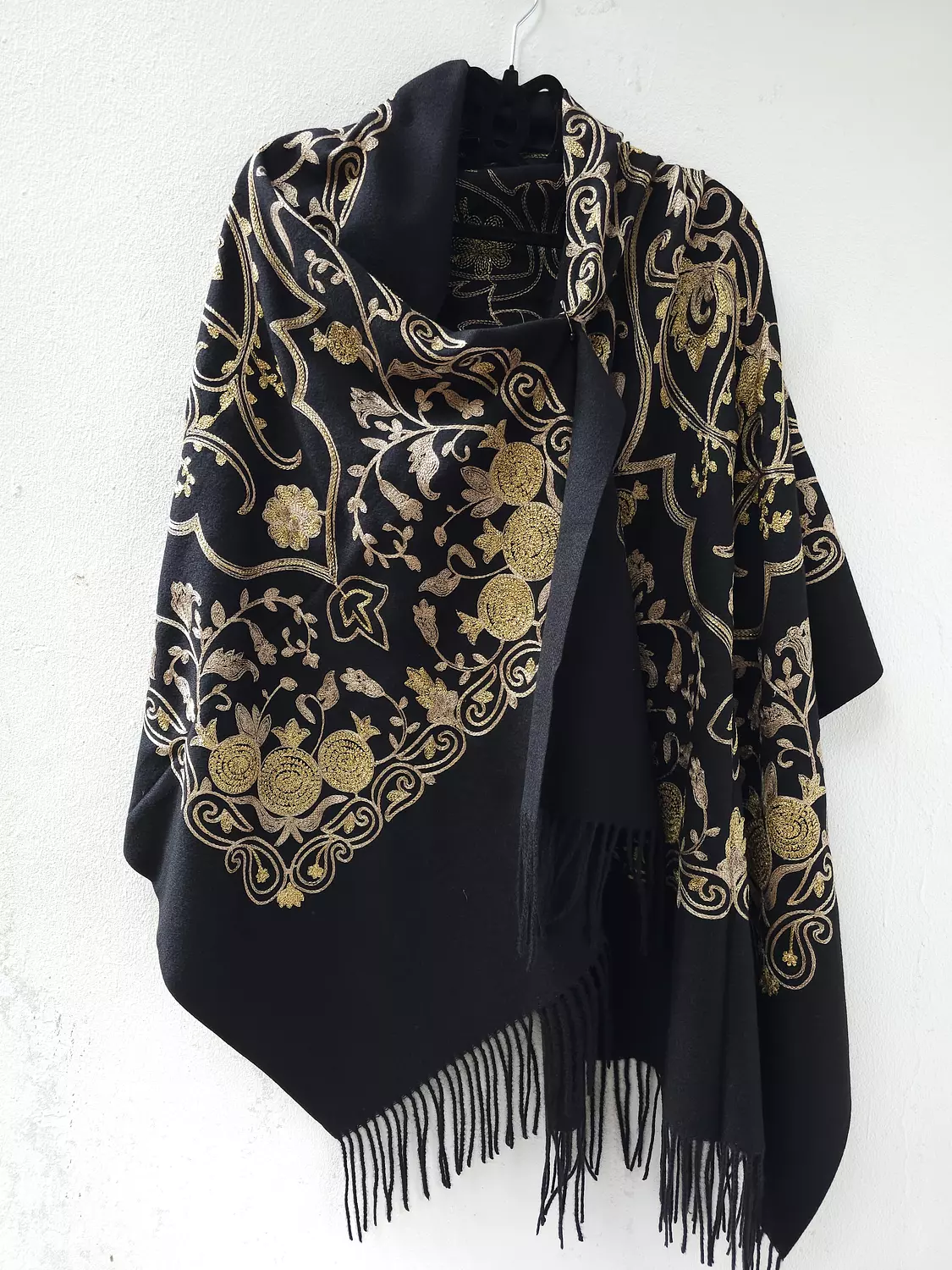 شال مُطرز أسود  hover image