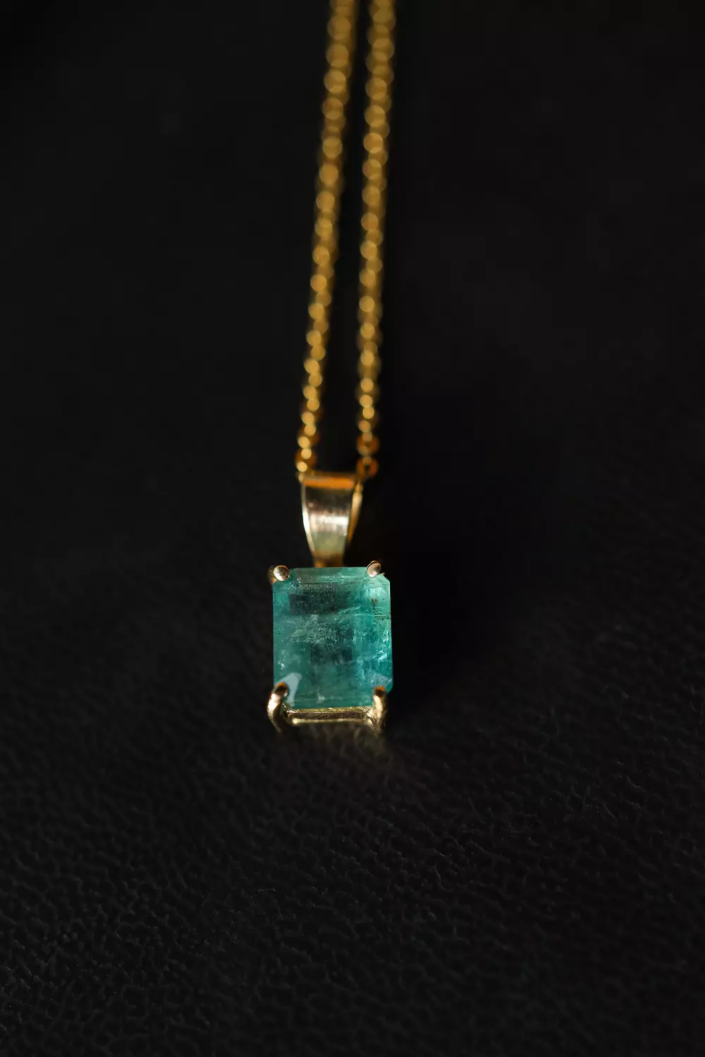Emerald 18k gold necklace 2