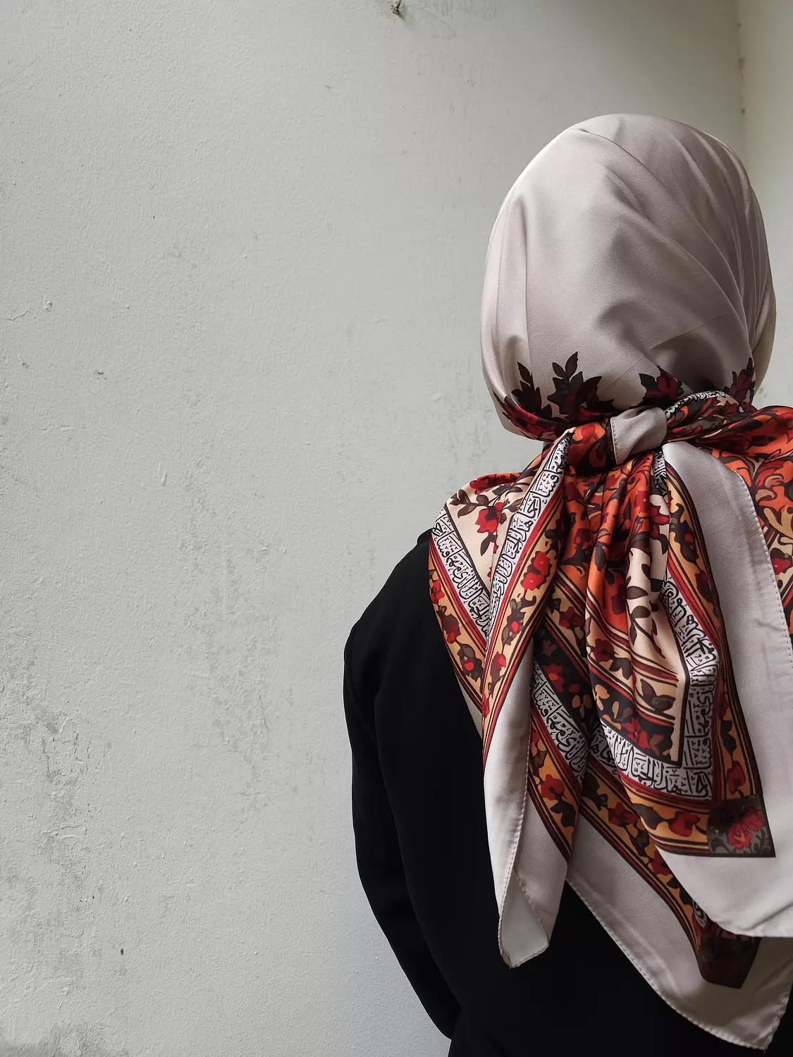 هذا الجمالُ الذي مهما قسا رَحِما/سكارف hover image