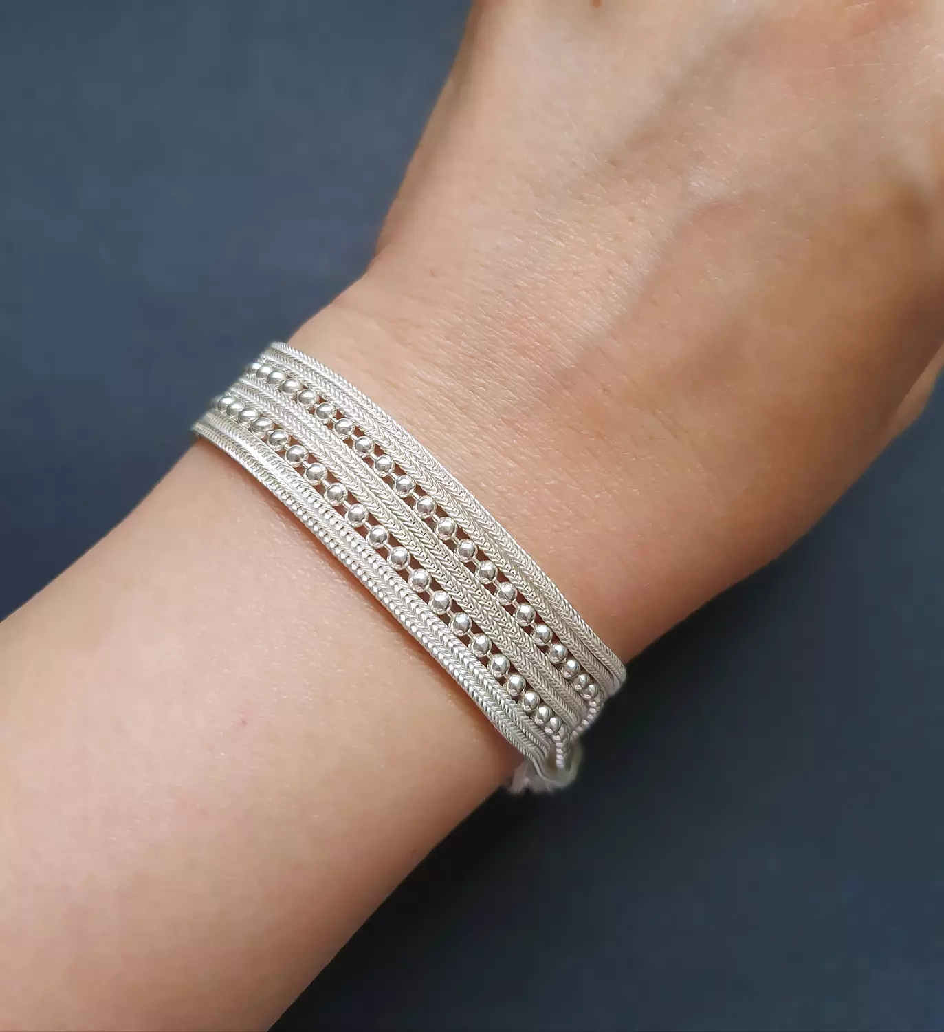 Chains bracelet with small balls image