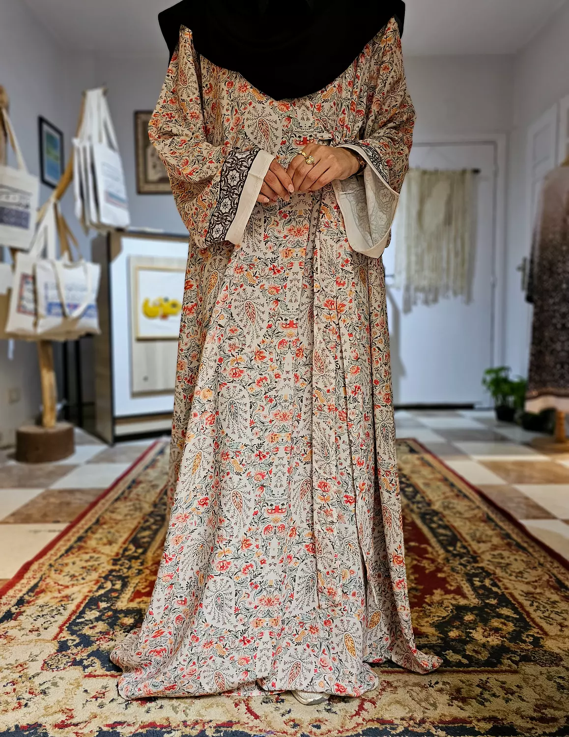 الربيع/ عباءة  hover image