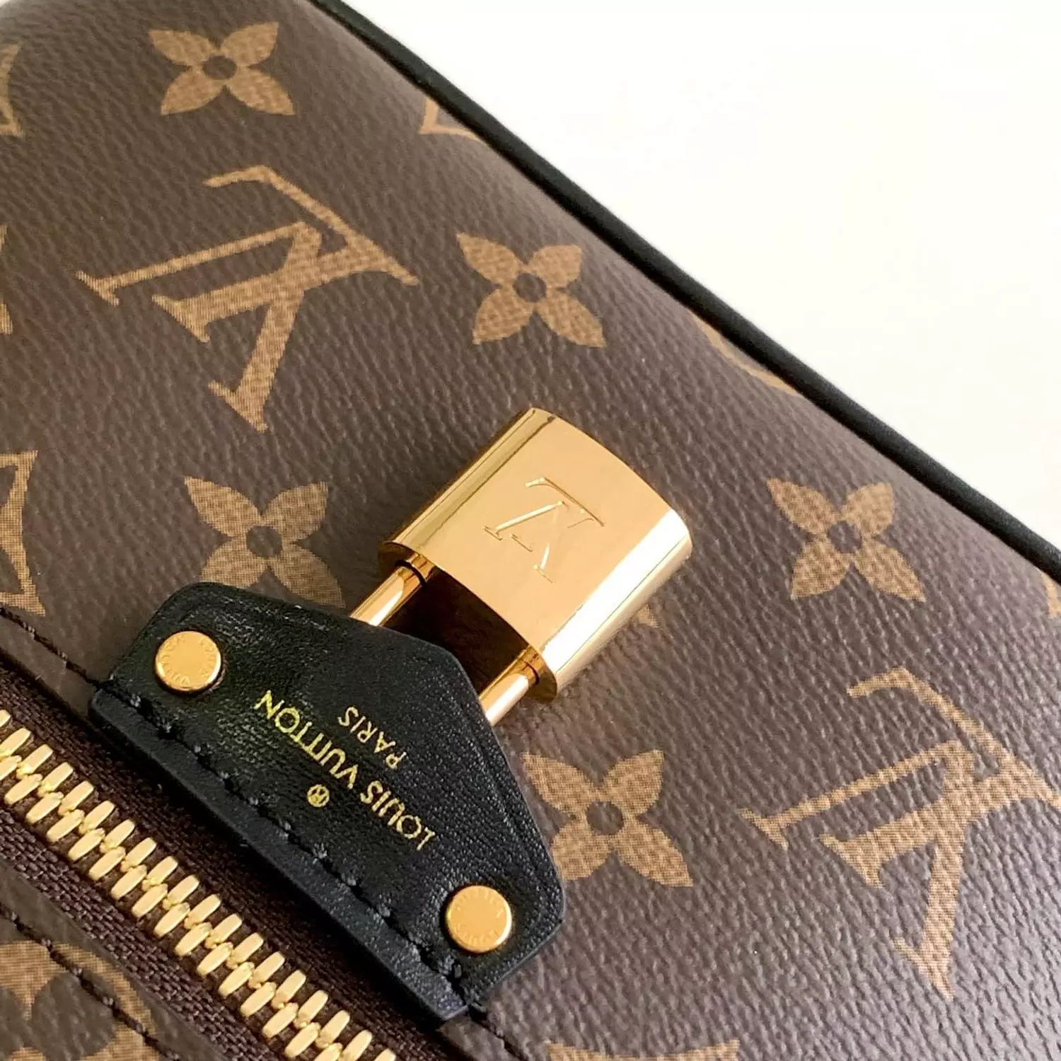  Louis Vuitton Vanity Chain Pouch Makeup 3