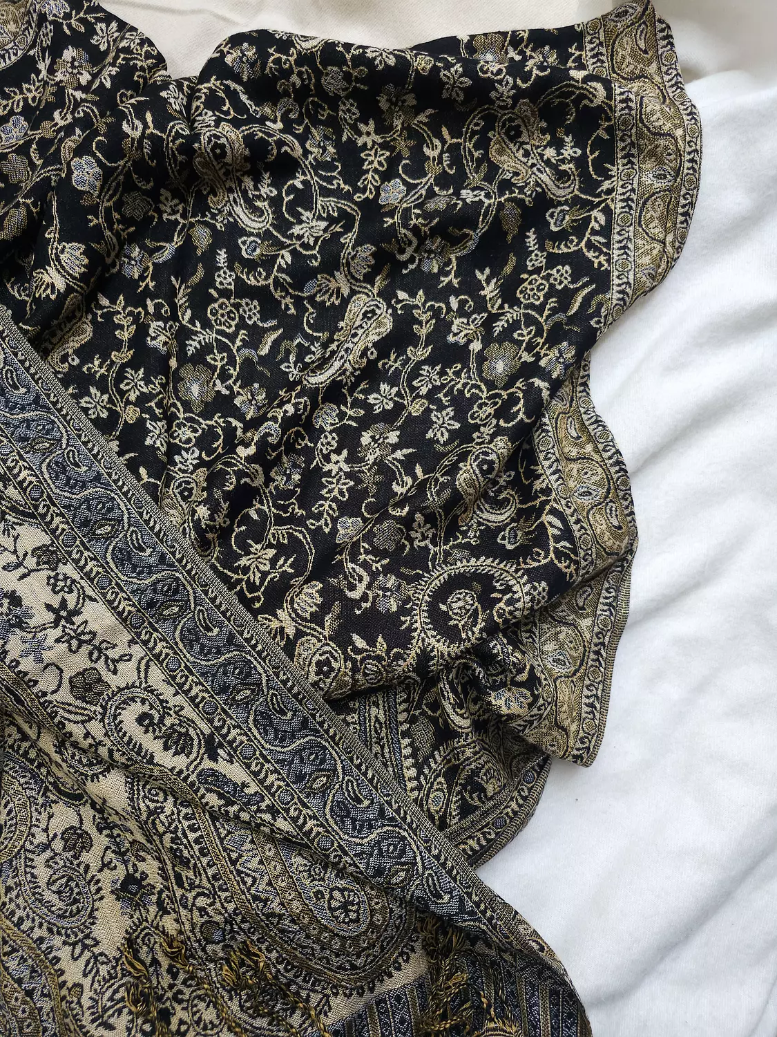 Black/beige Pashmina 2