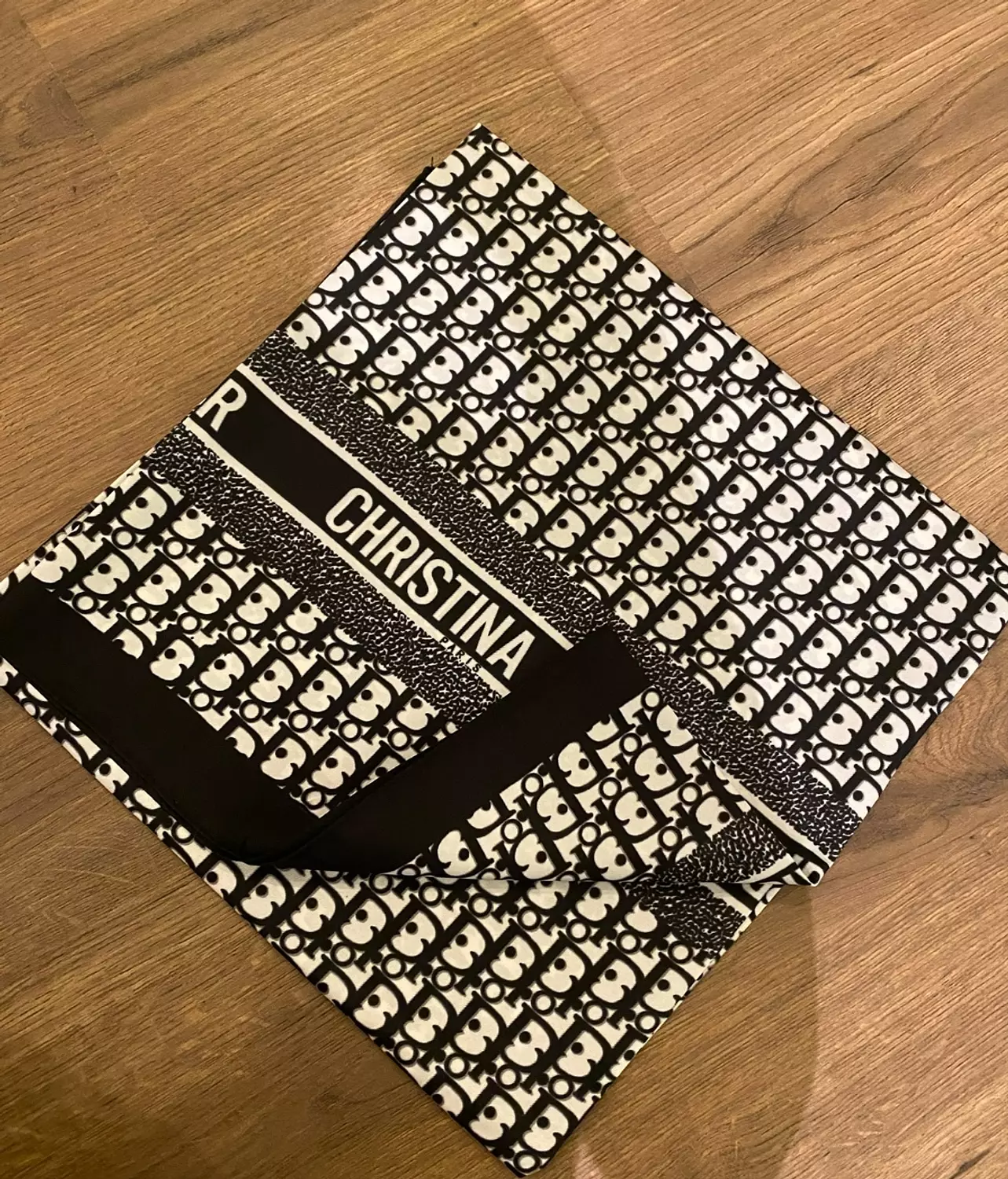squar satan scarf 22