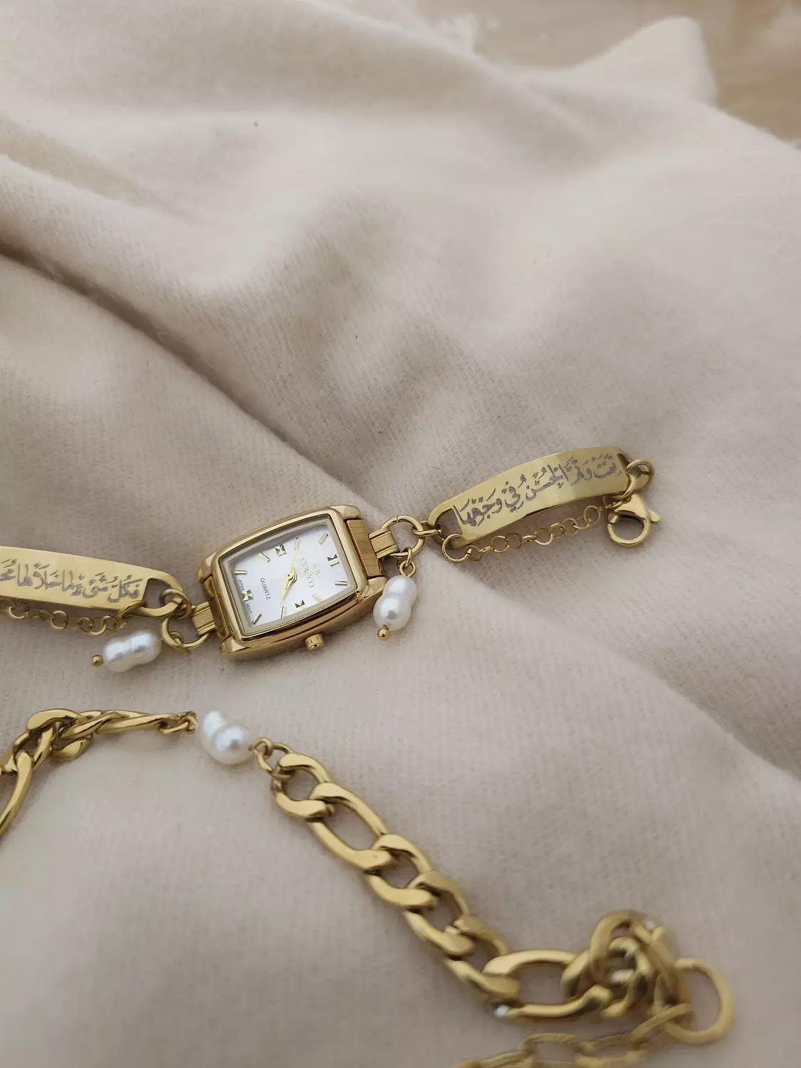 تمت وتم الحُسن في وجهِها/ساعة  hover image