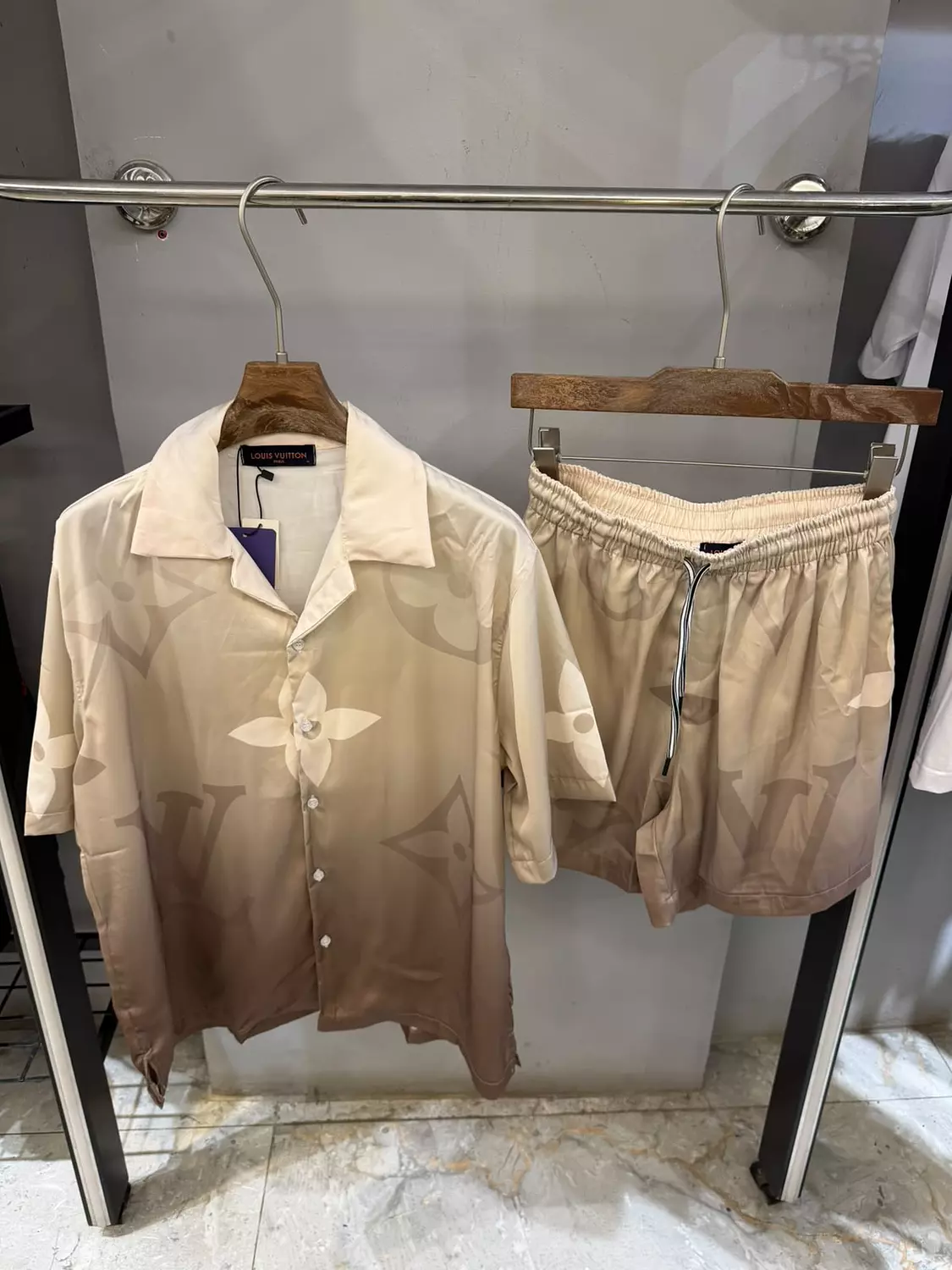 LOUIS VUITTON SUIT \ 2352 image