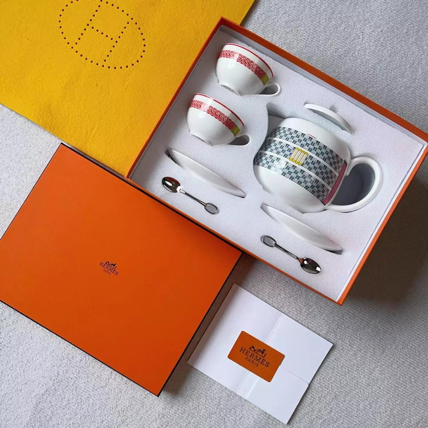 Hermès Tressages Equestres teapot in porcelain. image