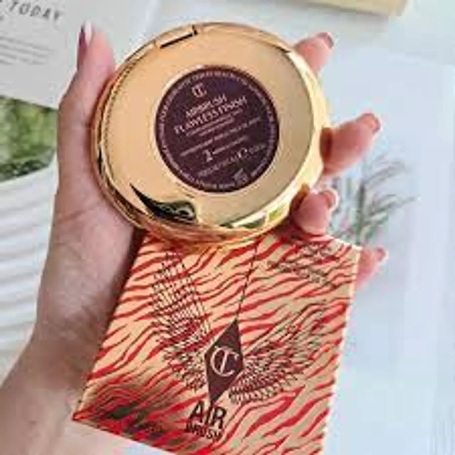 Charlotte Tilbury Airbrush Flawless Finish in 2 Medium 3