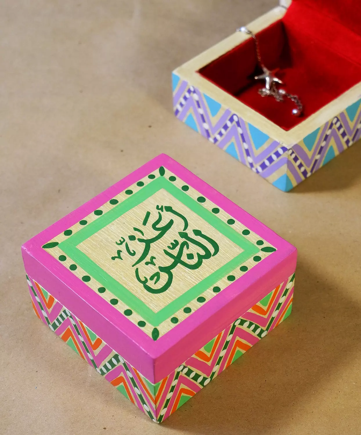 Box small - triangle dots fouchia image