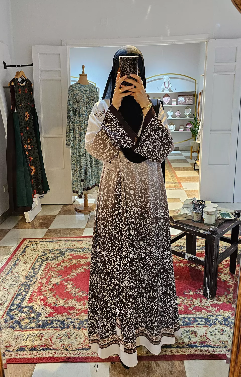 عصفور طل من الشباك/عباءة image