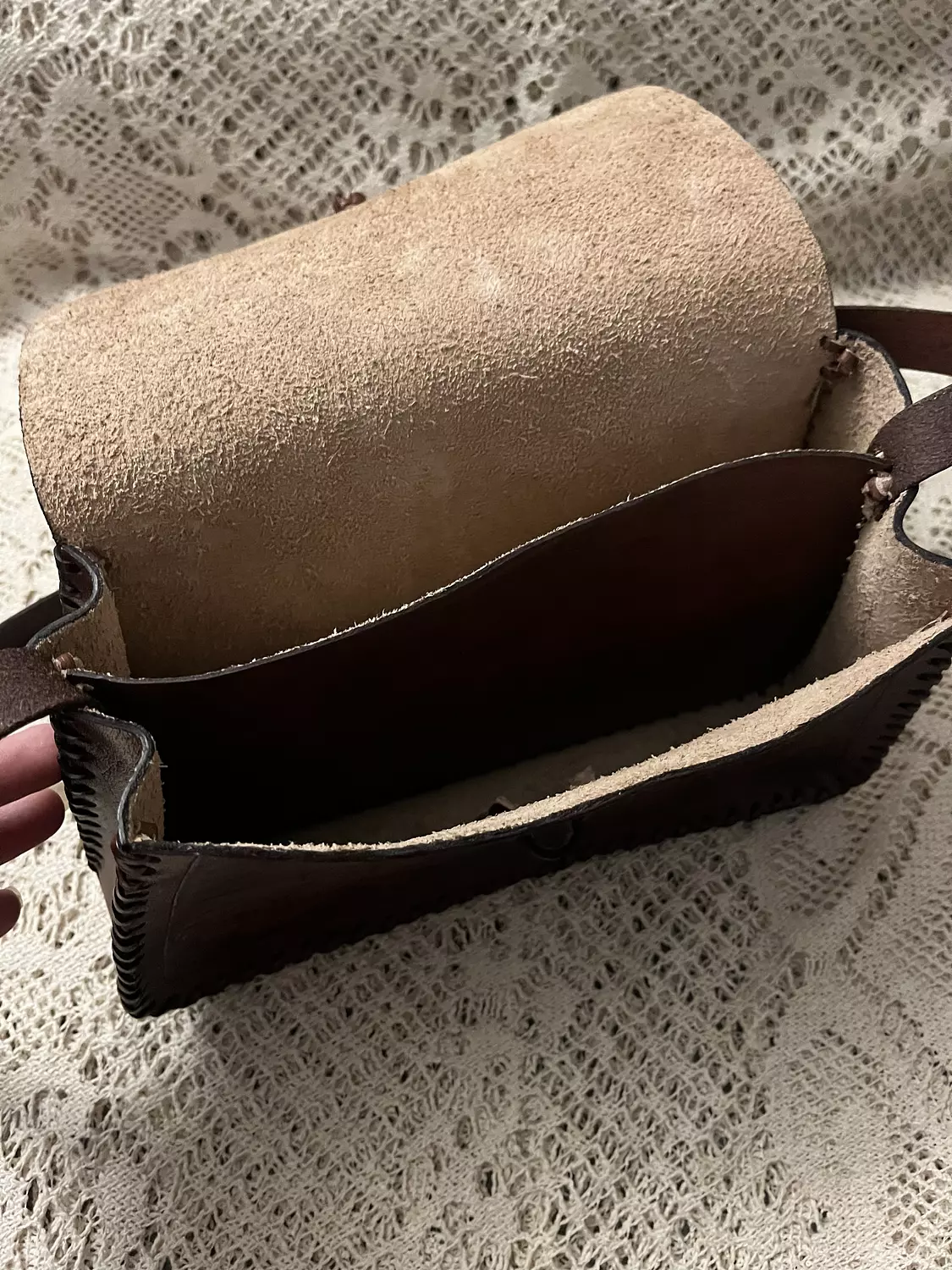 Tooled roses leather shoulder bag with strap closure  9