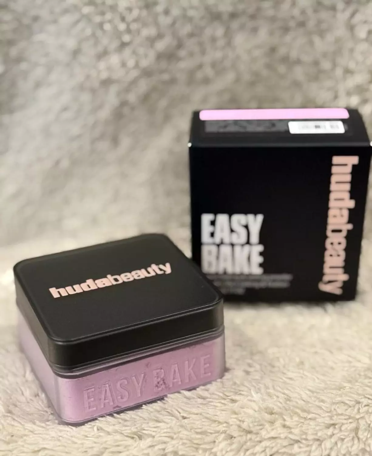 Huda beauty loose powder image