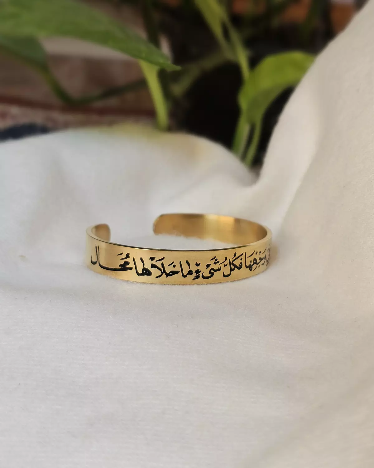 تَمَّت وَتَمَّ الحُسنُ في وَجهِها .. فَكُلُ شئ ما خَلاها مُحال/إسورة image